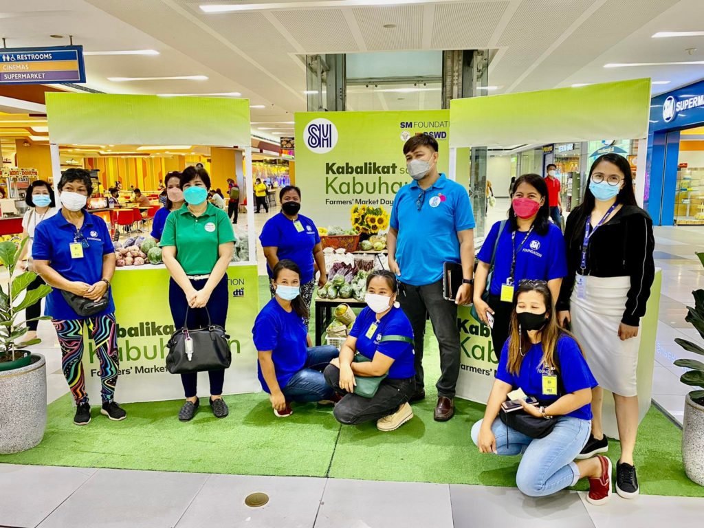 SM Tarlac launches Farmer’s Market Day with pop-up booths for the KSK farmers to display and sell their crops as part of the sustainable agriculture and livelihood.